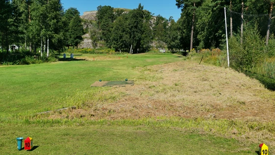 Vannhinder foran og til venstre for green.