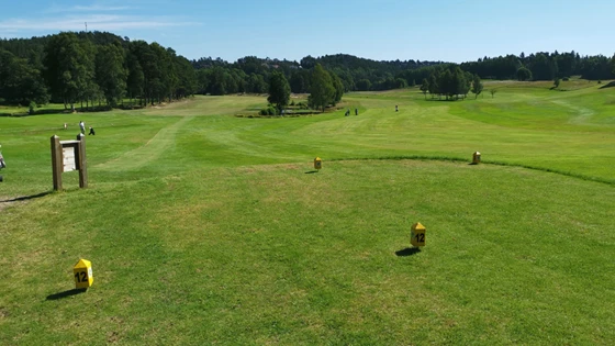 Vann til høyre og skog til venstre som er i spill fra tee. Muligheter for å nå greenen på to slag.
