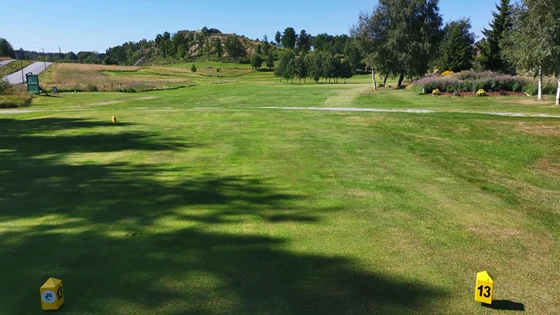 O.B langs høyresiden helt til enden av vannet. To bunkere vokter greenen (o.b stakene gjelder kun for hull 4, ikke hull 3)