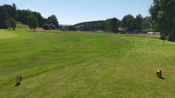 Greenen heller fra deg, med en bunker på hver side av green.