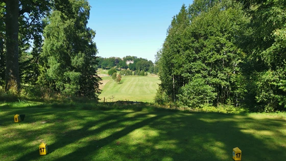God oversikt og overhøyde fra tee. Skog og range til høyre. Områder med tykk rough til høyre. Spill rett fram. Enkelt innspill. Vann bak green.