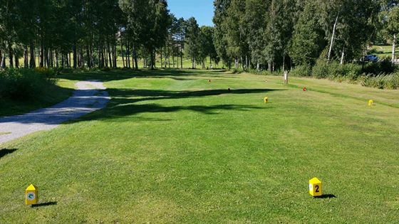 Banen vanskeligste hull. Vannhinder langs hele høyresiden og foran green. Anbefales å ligge til vestre i fairway for optimalt innspill.