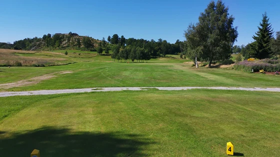 O.B langs høyresiden helt til enden av vannet. To bunkere vokter greenen (o.b stakene gjelder kun for hull 4, ikke hull 3)