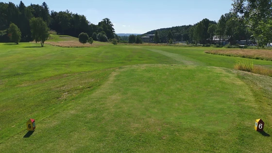 Greenen heller fra deg, med en bunker på hver side av green.